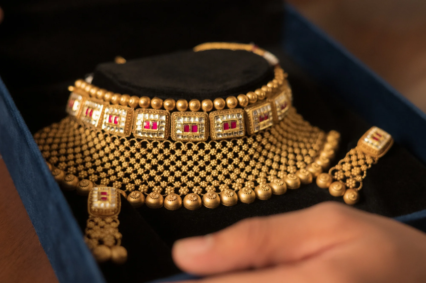 How to Pick the Right Necklace Set for Your Wedding Outfit